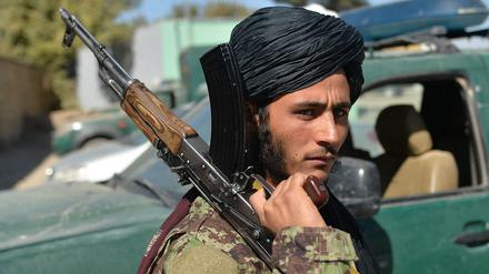 Ein Taliban-Kämpfer steht Wache an einer Polizeistation (Archivbild).