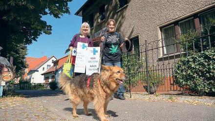 Von Geltow nach Teltow. Bettina Brümann mit Tochter Sonja und Hund Brezel.
