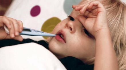 Fieber. Statt sich eine Auszeit von der Arbeit zu nehmen und ihre Kinder zu Hause gesundzupflegen, versuchen Eltern in ihrer Not, die Aufgabe immer öfter auf Kitas und Horte abzuwälzen.