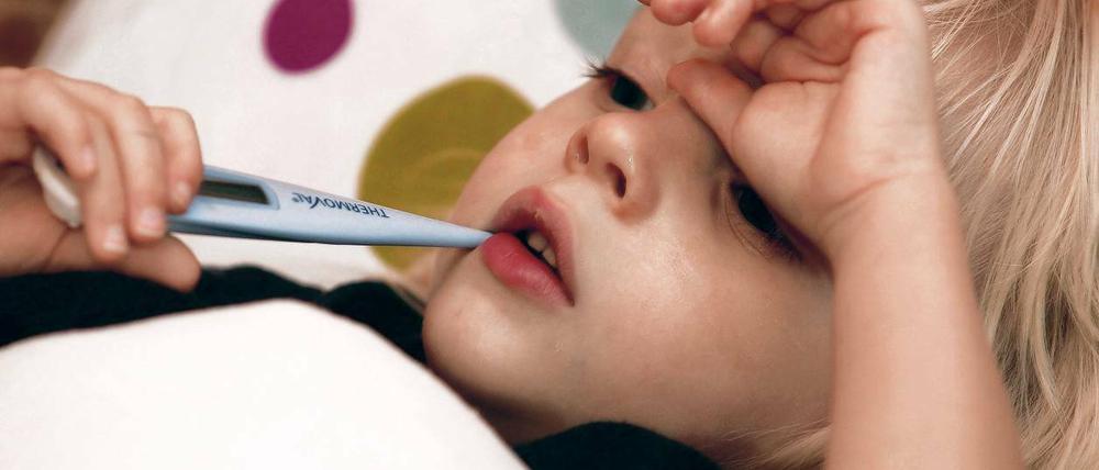 Fieber. Statt sich eine Auszeit von der Arbeit zu nehmen und ihre Kinder zu Hause gesundzupflegen, versuchen Eltern in ihrer Not, die Aufgabe immer öfter auf Kitas und Horte abzuwälzen.