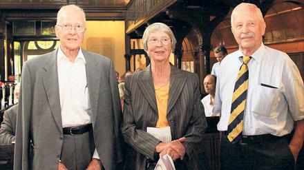Erinnerung an den Vater. Die drei Schack-Kinder Adolf Friedrich von Schack, Ilsabe von Schack und Hans Bertus von Schack beim Gedenken in der Bornstedter Kirche.