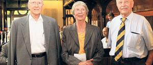 Erinnerung an den Vater. Die drei Schack-Kinder Adolf Friedrich von Schack, Ilsabe von Schack und Hans Bertus von Schack beim Gedenken in der Bornstedter Kirche.