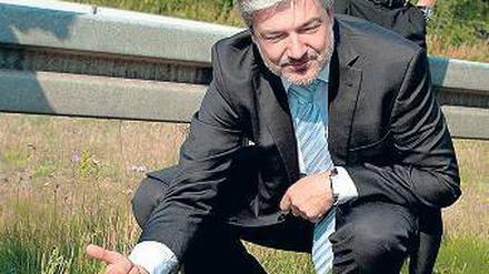 Wirkungslos. Auch die Rückfahrsperren konnten Autodiebe kurz vor der polnischen Grenze bei Forst nicht aufhalten. Innenminister Ralf Holzschuher war fassungslos, dass einer der Täter wieder auf freiem Fuß ist.