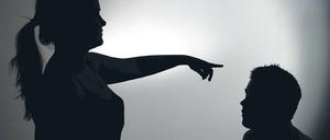 Der Mann als Opfer. Frauen wenden oft psychische Gewalt an, doch manchmal werden sie auch handgreiflich. Zu Dietmar Gettner sind schon blutende und zerkratzte Männer aus ganz Deutschland gekommen. Oft haben sie sich an Frauenhäuser gewandt, die sie nach Ketzin geschickt haben.