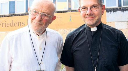 Gäste aus Coventry. Paul Oestreicher (l.), der ehemalige Domkapitular und Leiter des Versöhnungszentrum in Coventry, und der amtierende Dekan John Whitcombe (r.) diskutierten am Wochenende über den geplanten Wiederaufbau der Garnisonkirche.