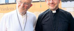 Gäste aus Coventry. Paul Oestreicher (l.), der ehemalige Domkapitular und Leiter des Versöhnungszentrum in Coventry, und der amtierende Dekan John Whitcombe (r.) diskutierten am Wochenende über den geplanten Wiederaufbau der Garnisonkirche.