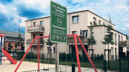 Weitgehend unbenutzt. Der umstrittene Spielplatz im Wohngebiet auf dem Gelände der früheren Ruinenbergkaserne ist von einem Zaun umgeben, ein Schild weist darauf hin, dass das Areal nicht öffentlich ist. Die Fronten vor Ort verhärten sich mehr und mehr.