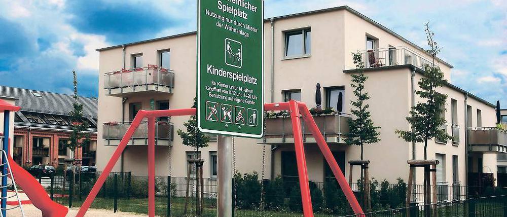 Weitgehend unbenutzt. Der umstrittene Spielplatz im Wohngebiet auf dem Gelände der früheren Ruinenbergkaserne ist von einem Zaun umgeben, ein Schild weist darauf hin, dass das Areal nicht öffentlich ist. Die Fronten vor Ort verhärten sich mehr und mehr.