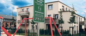 Weitgehend unbenutzt. Der umstrittene Spielplatz im Wohngebiet auf dem Gelände der früheren Ruinenbergkaserne ist von einem Zaun umgeben, ein Schild weist darauf hin, dass das Areal nicht öffentlich ist. Die Fronten vor Ort verhärten sich mehr und mehr.