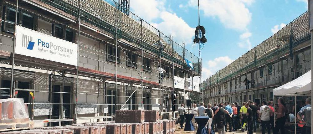 Enge Nachbarschaft. Auf dem Baufeld in der Bruno-Taut-Straße soll zwischen den 26 Reihenhäusern der Pro Potsdam auch ein Spielplatz gebaut werden. Weil er nicht eingezäunt wird, können ihn auch die Kinder aus den benachbarten Häusern nutzen.