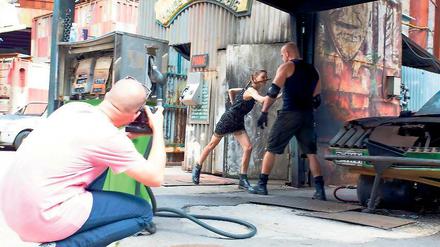 Model mit Biss. Luca Gajdus boxt mit Stuntman Daniel Deisinger.