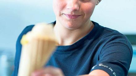 Ferienjob in der Eisdiele. Die 19-jährige Schülerin arbeitet neben der Schule in einer Eisdiele.