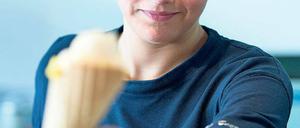 Ferienjob in der Eisdiele. Die 19-jährige Schülerin arbeitet neben der Schule in einer Eisdiele.