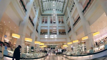 Hoffnungsschimmer. Beim Umbau von 2003 bis 2005 blieb neben der denkmalgeschützten Fassade auch der Lichthof erhalten. Die bemalte gläserne Lichtdecke ist eines der letzten aus dieser Epoche der Warenhaus-Architektur erhaltenen Bauelemente seiner Art.