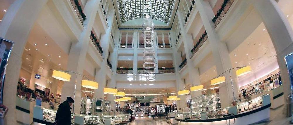 Hoffnungsschimmer. Beim Umbau von 2003 bis 2005 blieb neben der denkmalgeschützten Fassade auch der Lichthof erhalten. Die bemalte gläserne Lichtdecke ist eines der letzten aus dieser Epoche der Warenhaus-Architektur erhaltenen Bauelemente seiner Art.