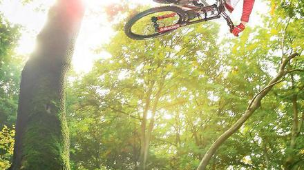 Irgendwo beim Downhill-Biken. Gorden Rietdorf gilt als Potsdamer Meister dieser rasanten Gelände-Abfahrt auf speziellen Rädern. Wo diese Strecke liegt, verrät er nicht. Offizielle Tummelplätze gibt es im Harz.