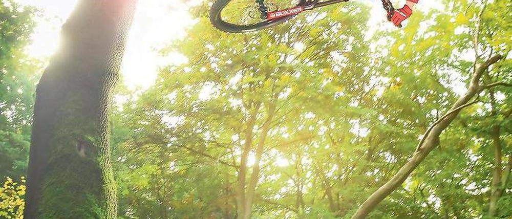 Irgendwo beim Downhill-Biken. Gorden Rietdorf gilt als Potsdamer Meister dieser rasanten Gelände-Abfahrt auf speziellen Rädern. Wo diese Strecke liegt, verrät er nicht. Offizielle Tummelplätze gibt es im Harz.