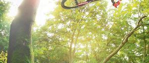 Irgendwo beim Downhill-Biken. Gorden Rietdorf gilt als Potsdamer Meister dieser rasanten Gelände-Abfahrt auf speziellen Rädern. Wo diese Strecke liegt, verrät er nicht. Offizielle Tummelplätze gibt es im Harz.