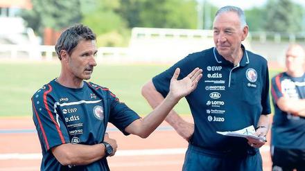 Neues Trainergespann bei Turbine Potsdam: Chefcoach Bernd Schröder (r.) freut sich über die Verstärkung durch Achim Feifel, der vor allem die Nachwuchsspielerinnen im technisch-taktischen Bereich schulen soll.