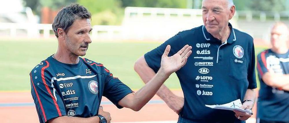 Neues Trainergespann bei Turbine Potsdam: Chefcoach Bernd Schröder (r.) freut sich über die Verstärkung durch Achim Feifel, der vor allem die Nachwuchsspielerinnen im technisch-taktischen Bereich schulen soll.