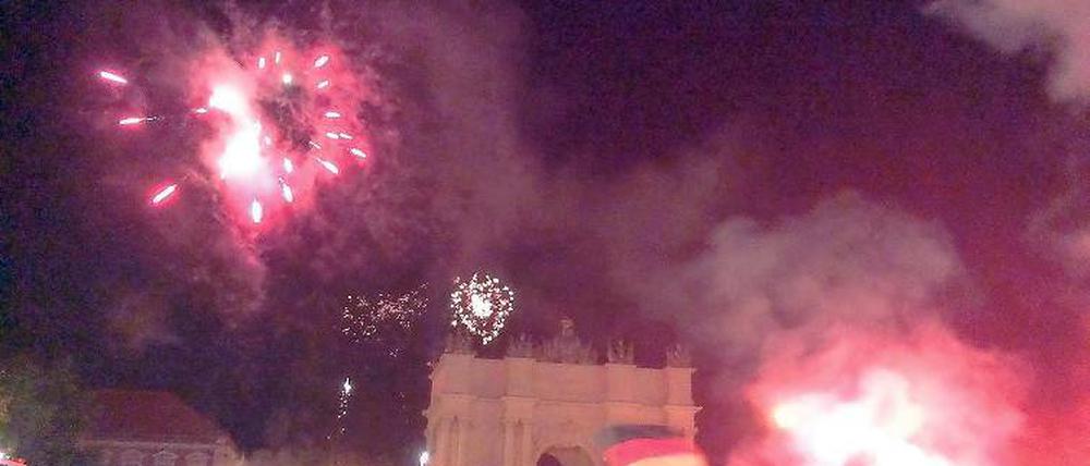 Silvesterstimmung. Am Luisenplatz feierten Tausende Potsdamer nach dem entscheidenden Tor von Mario Götze für Deutschland im WM-Finale.