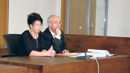 Auf der Anklagebank. Die gelernte Einzelhandelskauffrau ist am Montag wegen Totschlags angeklagt worden.