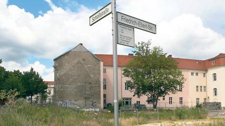 Leere statt Synagoge. Der Bauplatz an der Schlossstraße bleibt Brache.