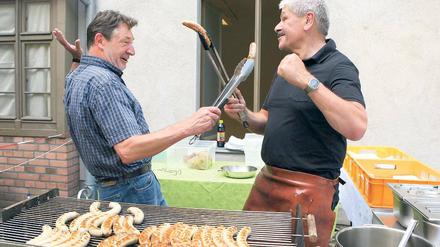Duell am Grill. Oberbürgermeister Jakobs (l.) und der Linke Scharfenberg.