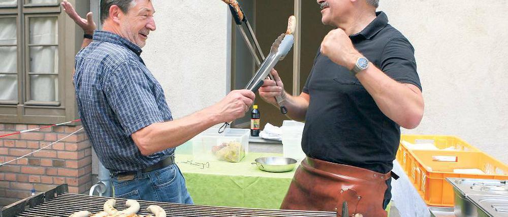 Duell am Grill. Oberbürgermeister Jakobs (l.) und der Linke Scharfenberg.