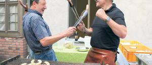 Duell am Grill. Oberbürgermeister Jakobs (l.) und der Linke Scharfenberg.