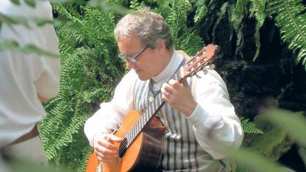 Im Urwald sitzt ein Gitarrist. Zumindest beim musikalisch-literarischen Spaziergang auf den Spuren von Friedrich Sellow im Botanischen Garten in der Maulbeerallee spielte Frank Riedel Musik brasilianischer Komponisten.
