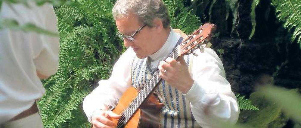 Im Urwald sitzt ein Gitarrist. Zumindest beim musikalisch-literarischen Spaziergang auf den Spuren von Friedrich Sellow im Botanischen Garten in der Maulbeerallee spielte Frank Riedel Musik brasilianischer Komponisten.