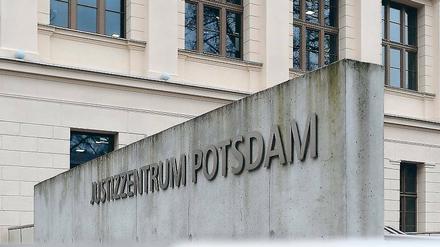 Verurteilt. Regungslos nahm der Angeklagte das Urteil vor dem Potsdamer Landgericht in der Jägerallee hin. Den ganzen Prozess über hatte der 34-Jährige kaum eine Regung gezeigt.