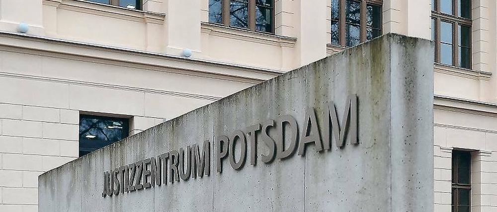 Verurteilt. Regungslos nahm der Angeklagte das Urteil vor dem Potsdamer Landgericht in der Jägerallee hin. Den ganzen Prozess über hatte der 34-Jährige kaum eine Regung gezeigt.