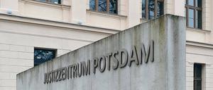 Verurteilt. Regungslos nahm der Angeklagte das Urteil vor dem Potsdamer Landgericht in der Jägerallee hin. Den ganzen Prozess über hatte der 34-Jährige kaum eine Regung gezeigt.