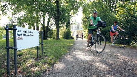 Absteigen. Radfahren ist im Neuen Garten nur auf wenigen Wegen erlaubt.