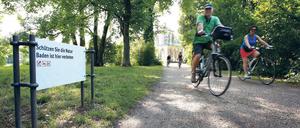 Absteigen. Radfahren ist im Neuen Garten nur auf wenigen Wegen erlaubt.