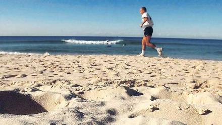 Laufen am Strand gehört für viele zu einem Urlaubsvergnügen. Aktive Erholung in den Ferien ist gut, zu ambitioniertes Training hingegen kann eher schaden.