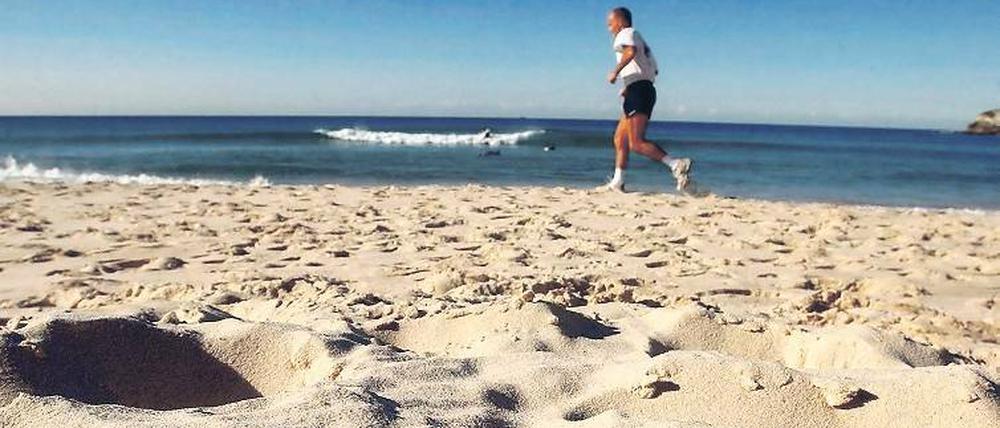 Laufen am Strand gehört für viele zu einem Urlaubsvergnügen. Aktive Erholung in den Ferien ist gut, zu ambitioniertes Training hingegen kann eher schaden.