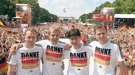 Erinnerungsfoto. Zur WM 2006 in Deutschland gab es auf dem 17. Juni eine große Party für die Mannschaft.