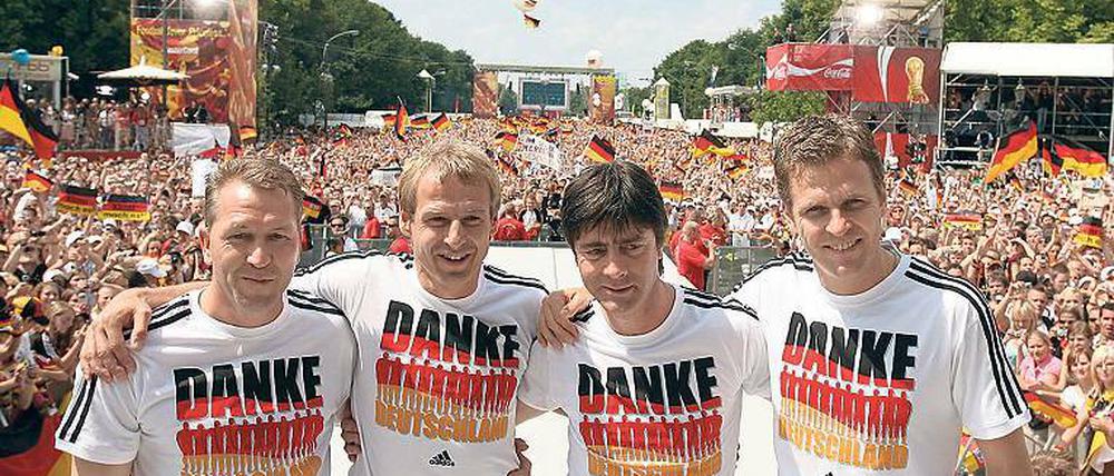 Erinnerungsfoto. Zur WM 2006 in Deutschland gab es auf dem 17. Juni eine große Party für die Mannschaft.