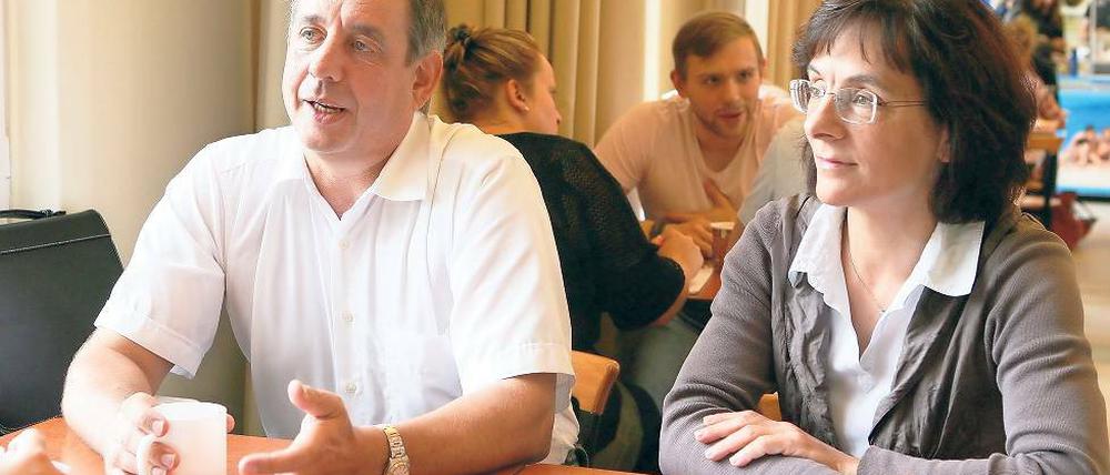 Mitten drin. Jeannette Frauenstein und Steffen Belikat sind beide über 50 und haben eine längere Auszeit im Job hinter sich. In diesem Sommersemester hören sie Vorlesungen an der Universität Potsdam und arbeiten gemeinsam mit Studenten an wissenschaftlichen Projekten. Lebenslanges Lernen, so sagen beide, sollten Unternehmen viel stärker fördern.