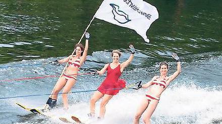 Ahoi! Wenn Schwielowsee feiert, zieht sich Bürgermeisterin Kerstin Hoppe (CDU) - im Bild in der Mitte - Wasserskier an und dreht eine Runde.
