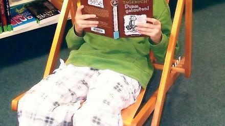 Vertieft. Der zehnjährige Manuel beim Lesen von „Gregs Tagebuch“. In der Stadtbibliothek können Kinder gemütlich im Strandstuhl oder auf Sitzsäcken lesen.