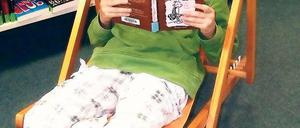 Vertieft. Der zehnjährige Manuel beim Lesen von „Gregs Tagebuch“. In der Stadtbibliothek können Kinder gemütlich im Strandstuhl oder auf Sitzsäcken lesen.