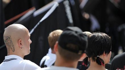 Vier Männer giffen bei einem Public Viewing einen 26-Jährigen an - vermutet wird ein rechtsextremer Hintergrund.