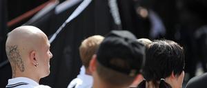 Vier Männer giffen bei einem Public Viewing einen 26-Jährigen an - vermutet wird ein rechtsextremer Hintergrund.