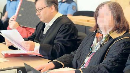 Mordauftrag. Sie soll ihren Sohn zum Mord angestiftet haben. Nun verurteilte das Landgericht Neuruppin die 61-Jährige zu lebenslanger Haft, ihren Sohn ebenfalls. Er sei vor 17 Jahren die damals hochschwangere Maike Thiel umgebracht haben.
