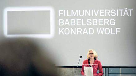 Zeremoniell. Mit einem Empfang und vor rund 200 Gästen ist am Dienstagabend die Potsdamer Hochschule zur Filmuniversität ernannt worden. Eine Rede hielt auch Uni-Präsidentin Susanne Stürmer. An der Universität gibt es etwa 500 Studierende.
