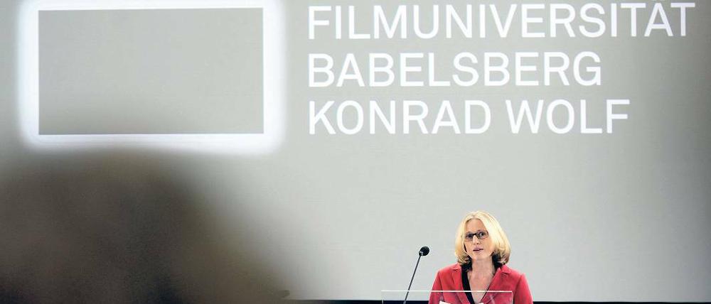 Zeremoniell. Mit einem Empfang und vor rund 200 Gästen ist am Dienstagabend die Potsdamer Hochschule zur Filmuniversität ernannt worden. Eine Rede hielt auch Uni-Präsidentin Susanne Stürmer. An der Universität gibt es etwa 500 Studierende.